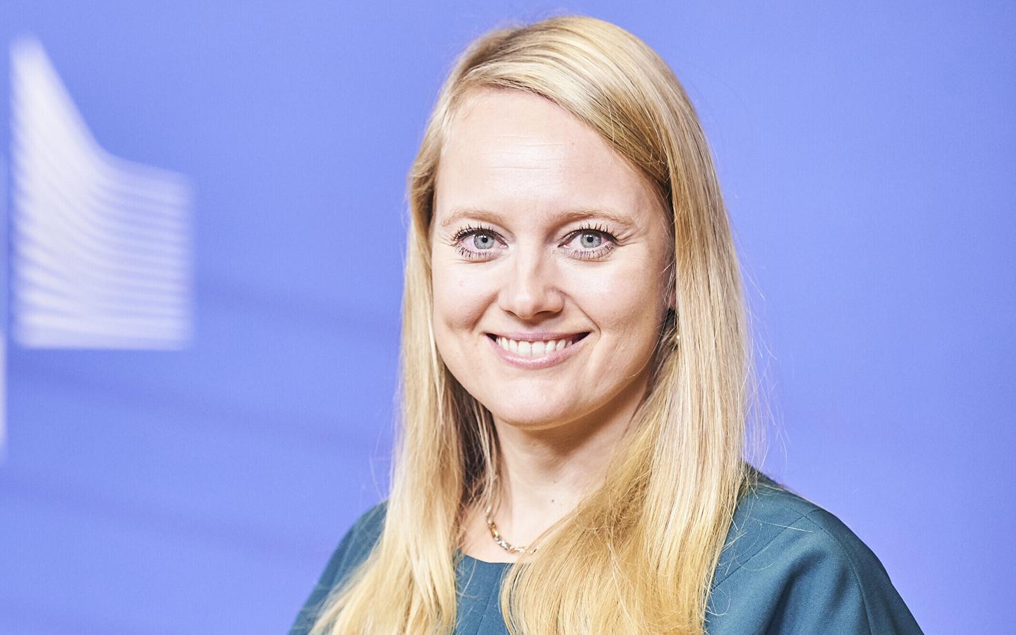 Вивиан Лоонела.