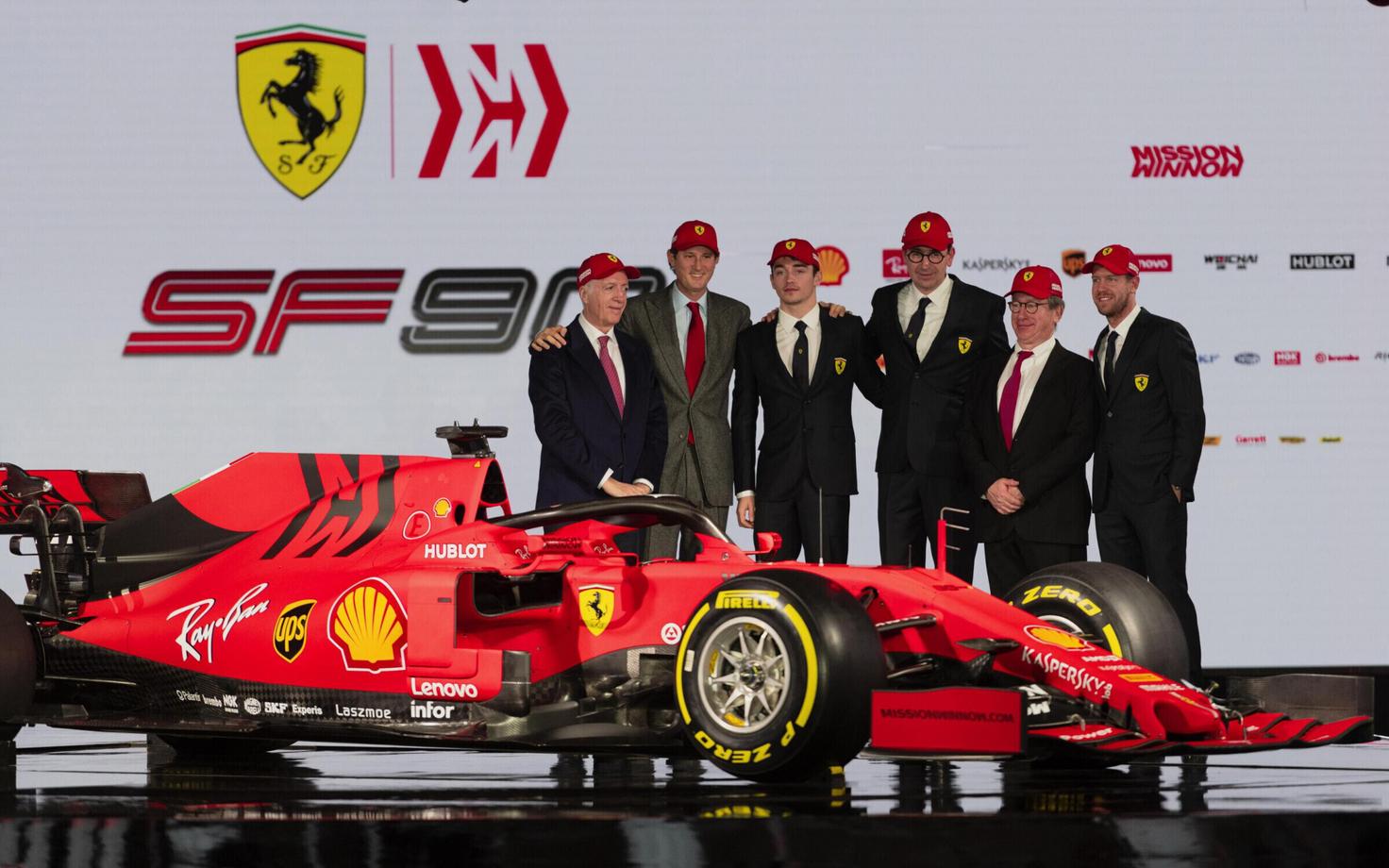 Ferrari president John Elkann (vasakult teine) Ferrari meeskonnaga 2019. hooaja eel koos Mattia Binotto (paremalt kolmas), Sebastian Vetteli (paremal), Charles Leclerci (vasakult kolmas) ja Piero Ferrariga (vasakul).
