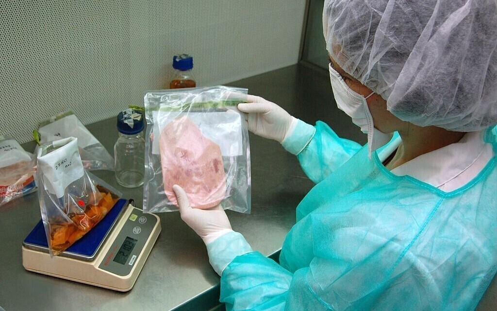 Toidu testimine laboris.