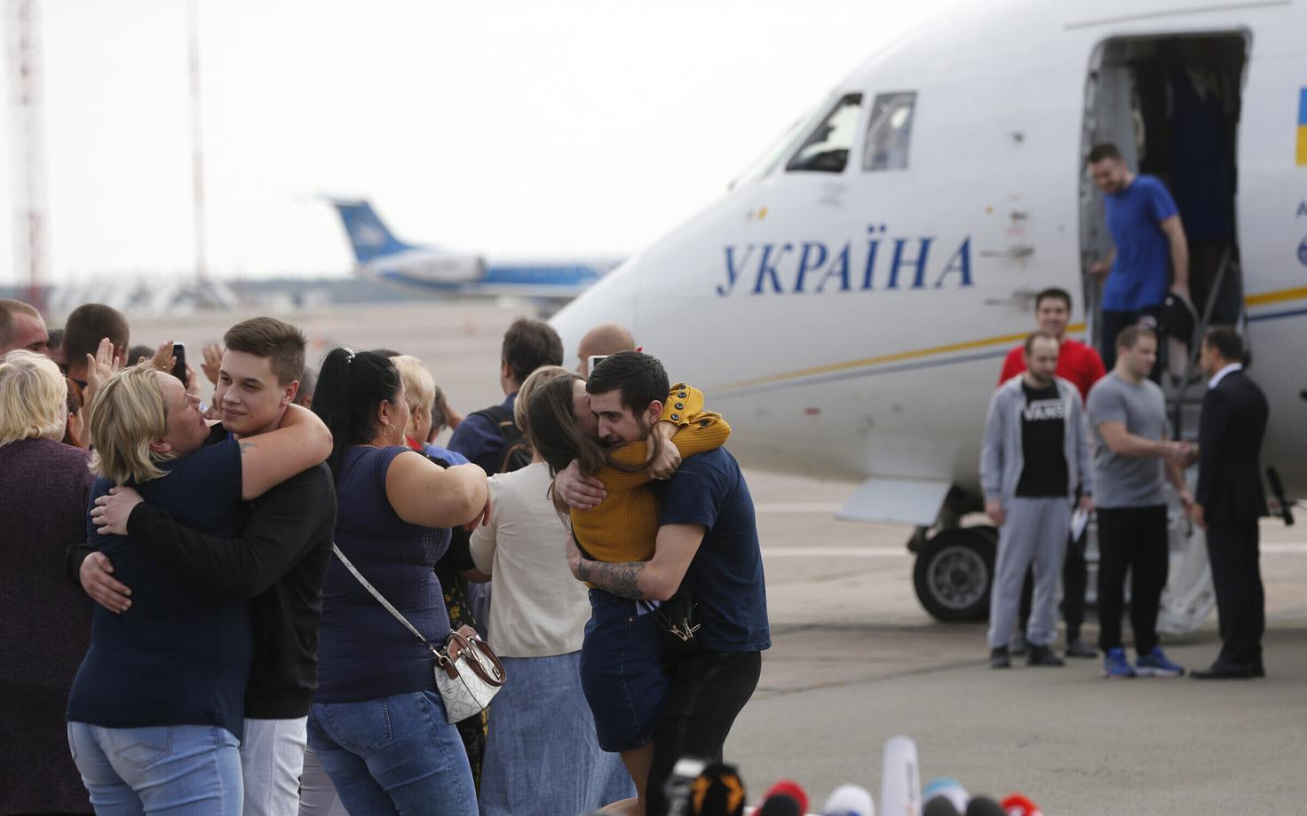 Venemaa vanglast vabanenud ukrainlased Kiievi lennuväljal 7. septembril.