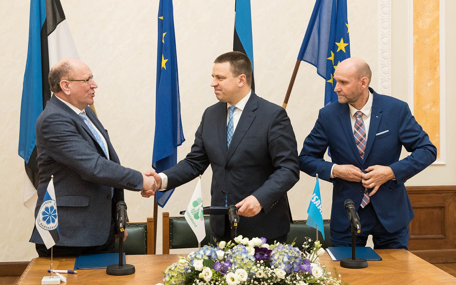 Mart Helme, Jüri Ratas ja Helir-Valdor Seeder tähistavad koalitsioonileppe allkirjastamist.