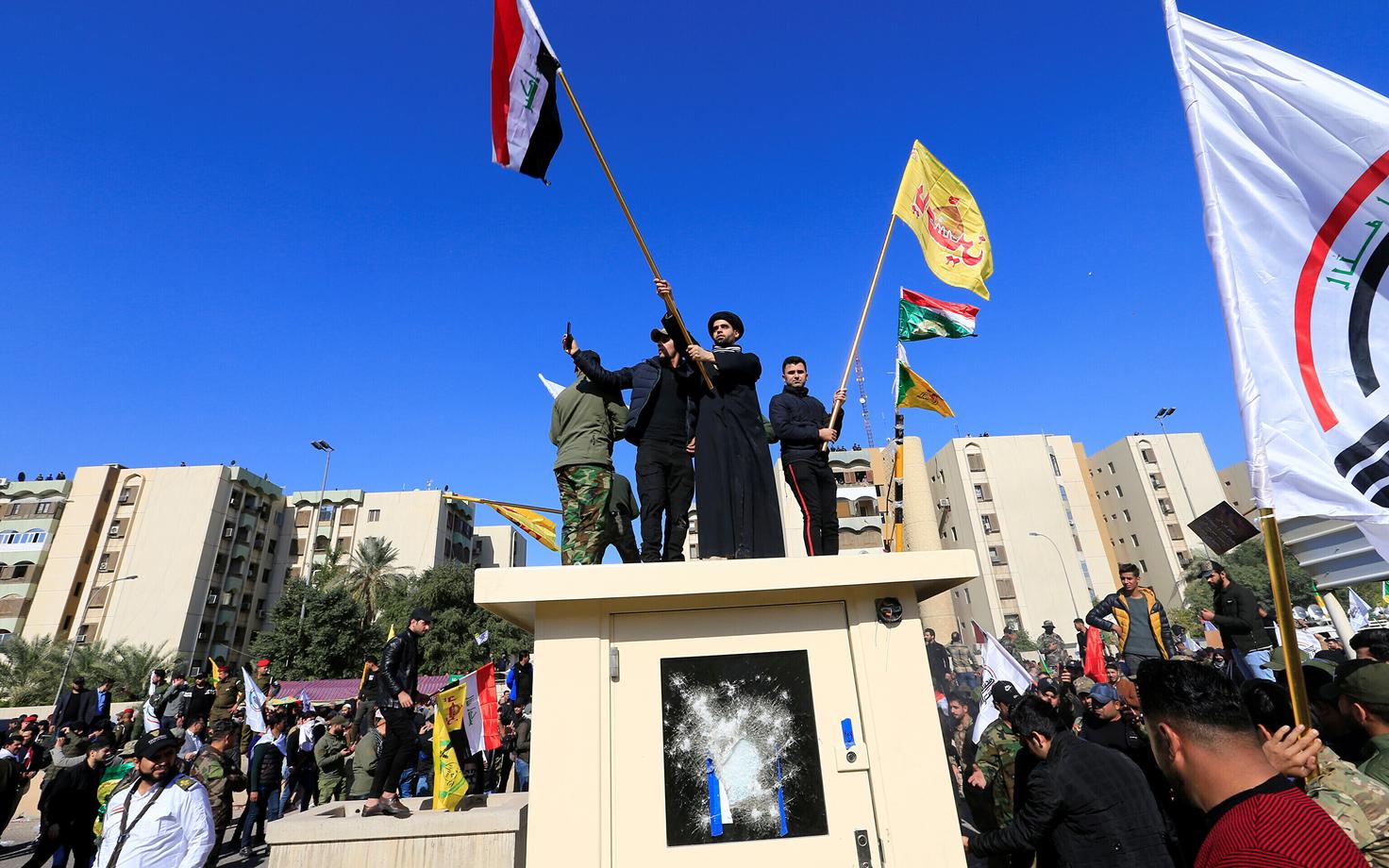 У посольства США в Багдаде собралось несколько тысяч протестующих.