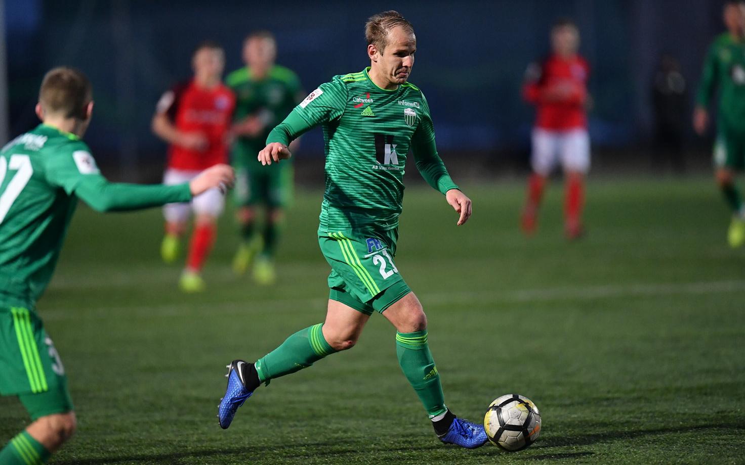 С мячом Никита Андреев.