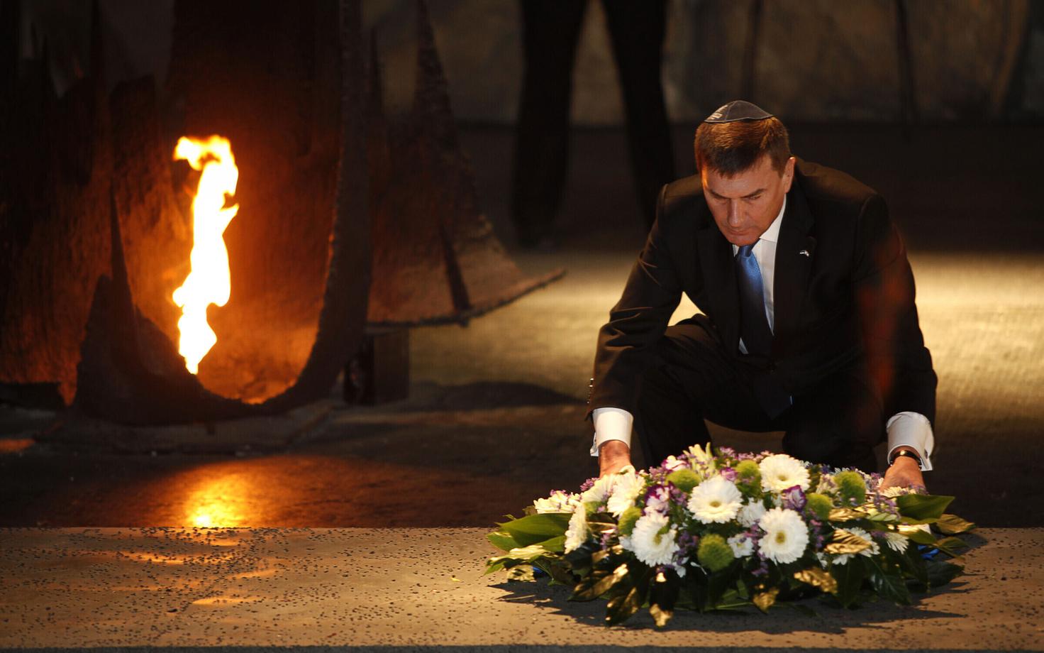 Премьер-министр Андрус Ансип возложил венок к мемориалу Яд Вашем в декабре 2012 года.