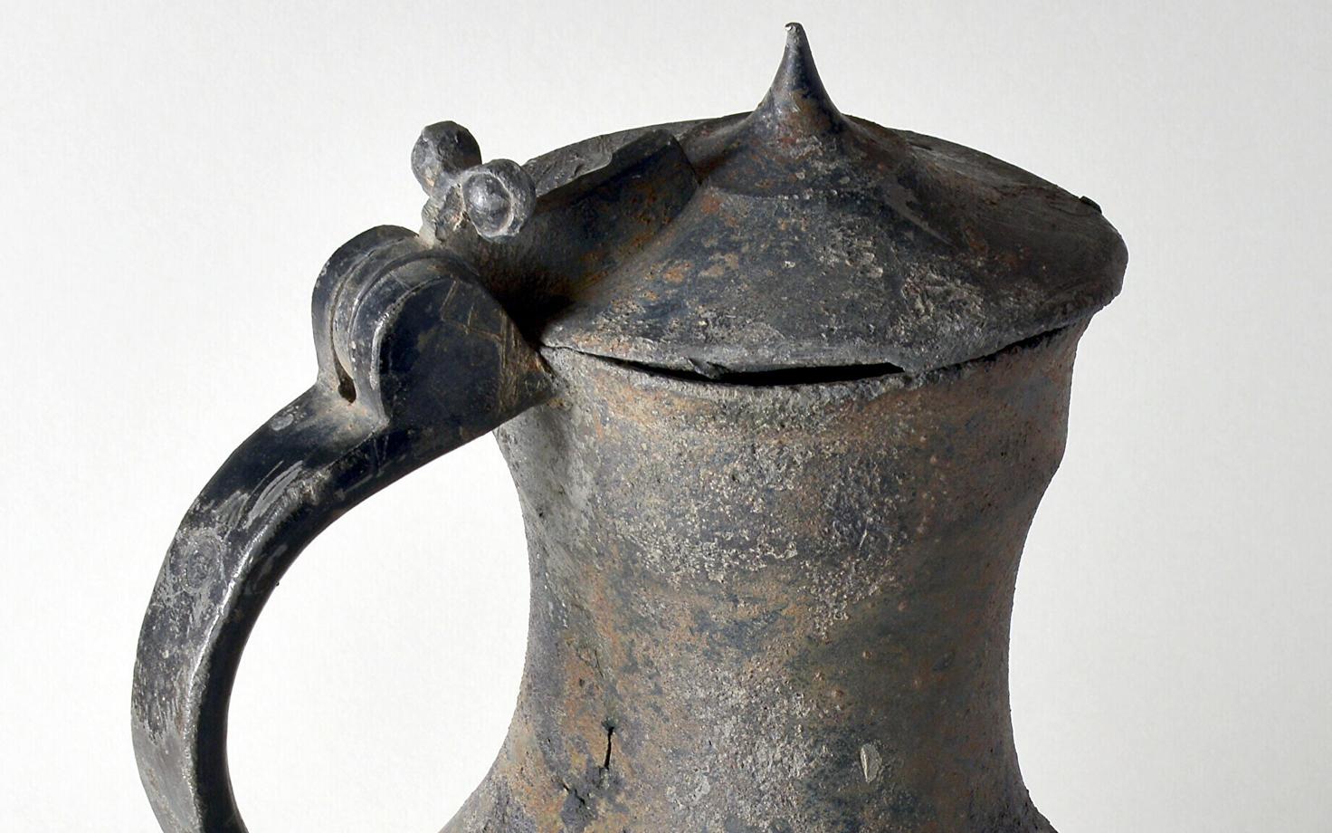 Tallinna Linnamuuseumi kogude üks vanemaid tinakanne pärineb 15. sajandi lõpust. Kannu valmistanud meister on teadmata.