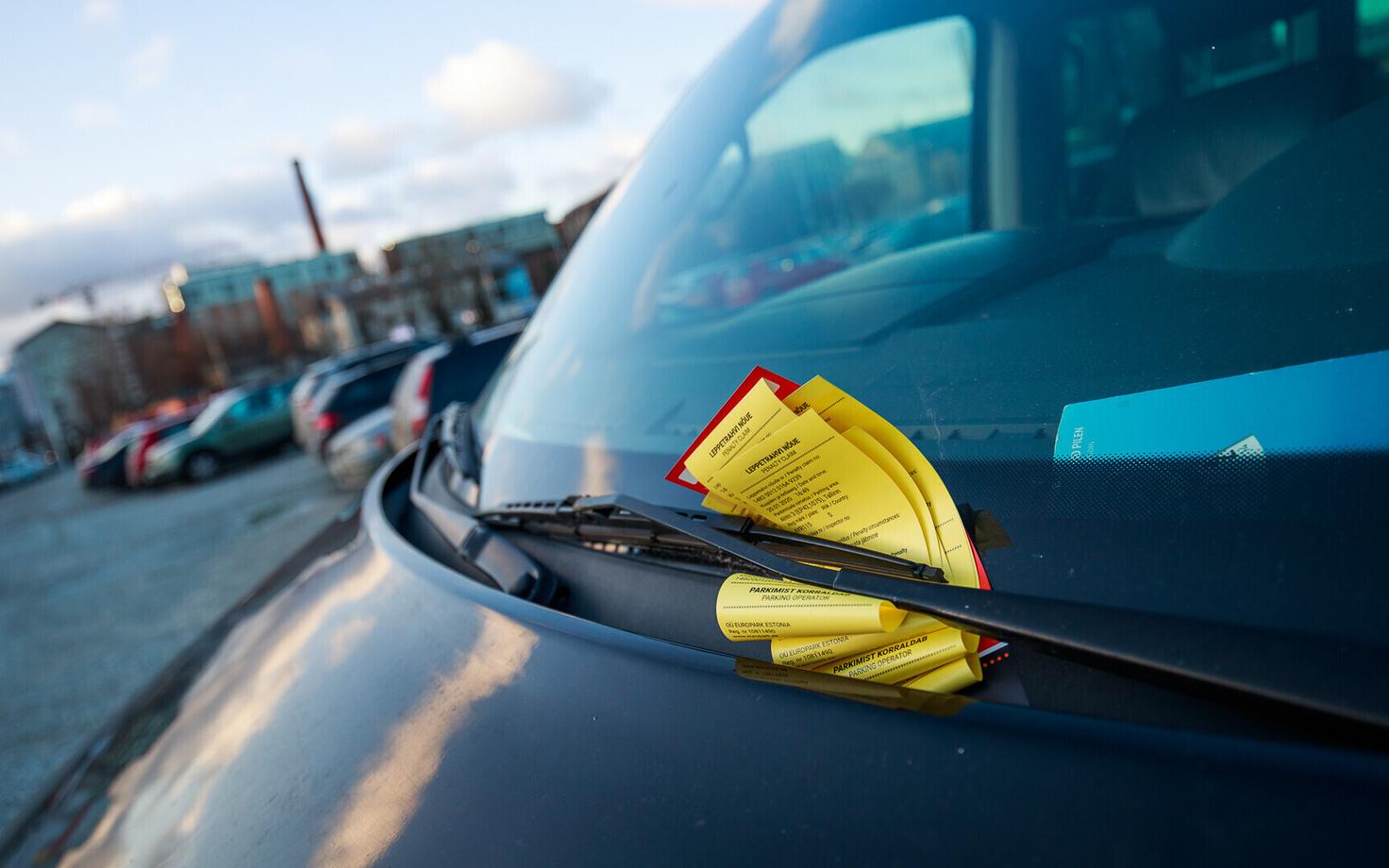 Штрафные квитанции в автомобиле на парковке Europark.