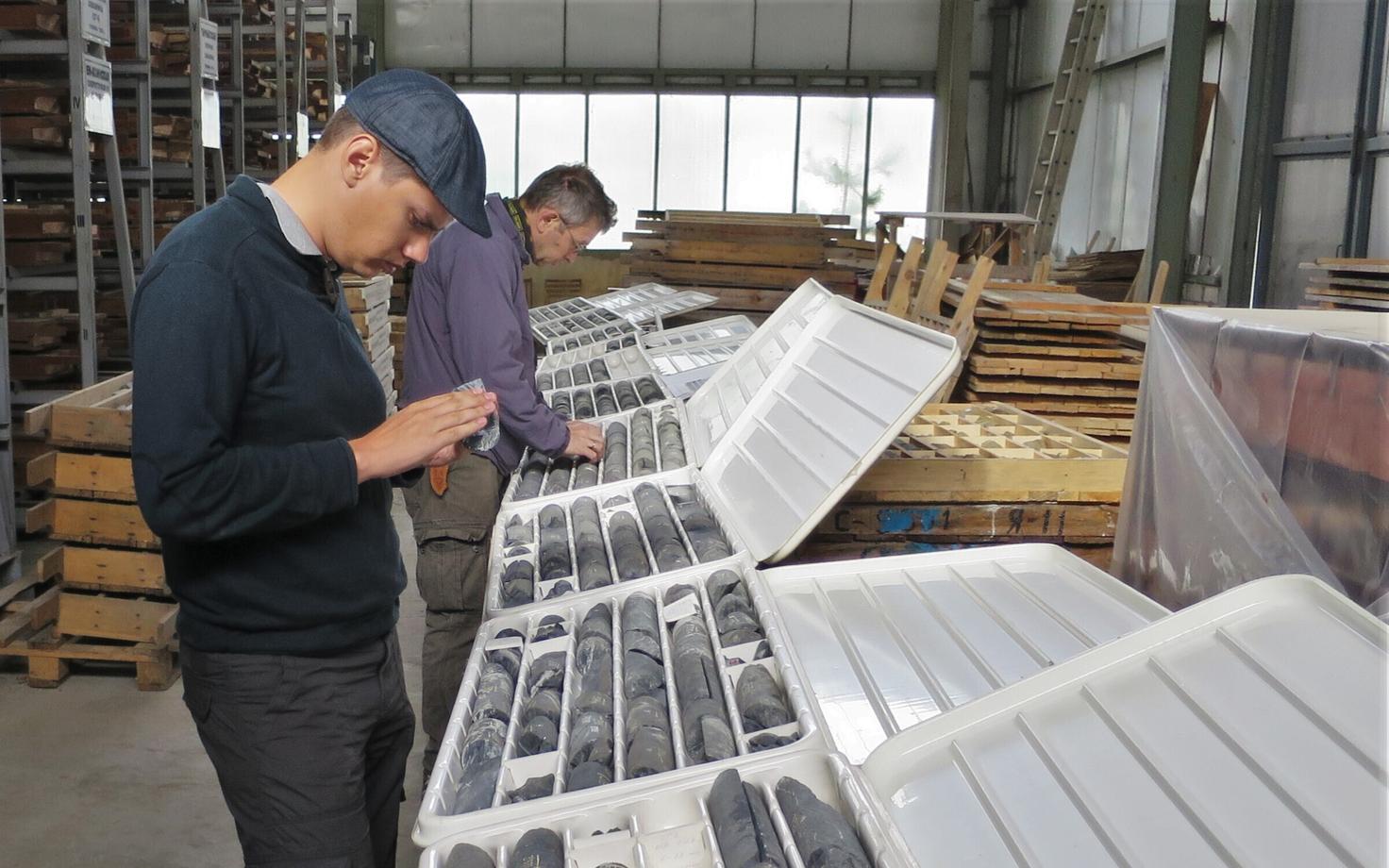 Tartu Ülikooli doktorant Timmu Kreitsmann (esiplaanil) puursüdamikke kirjeldamas.