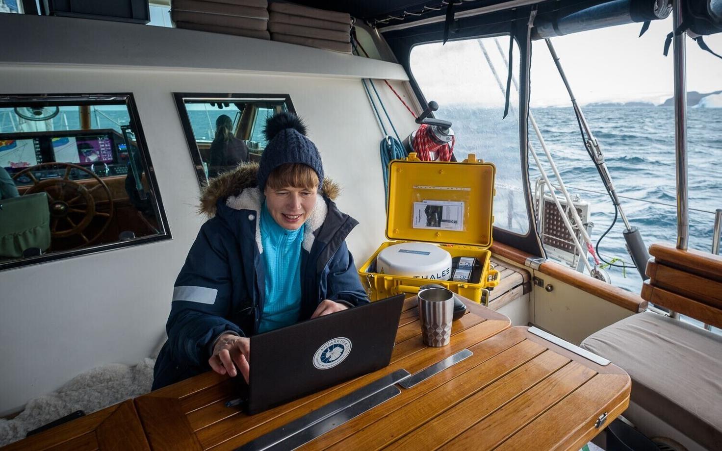 President Kersti Kaljulaid allkirjastas teenetemärkide otsuse digitaalselt Antarktikas purjelaeva Admiral Bellingshausen pardal.