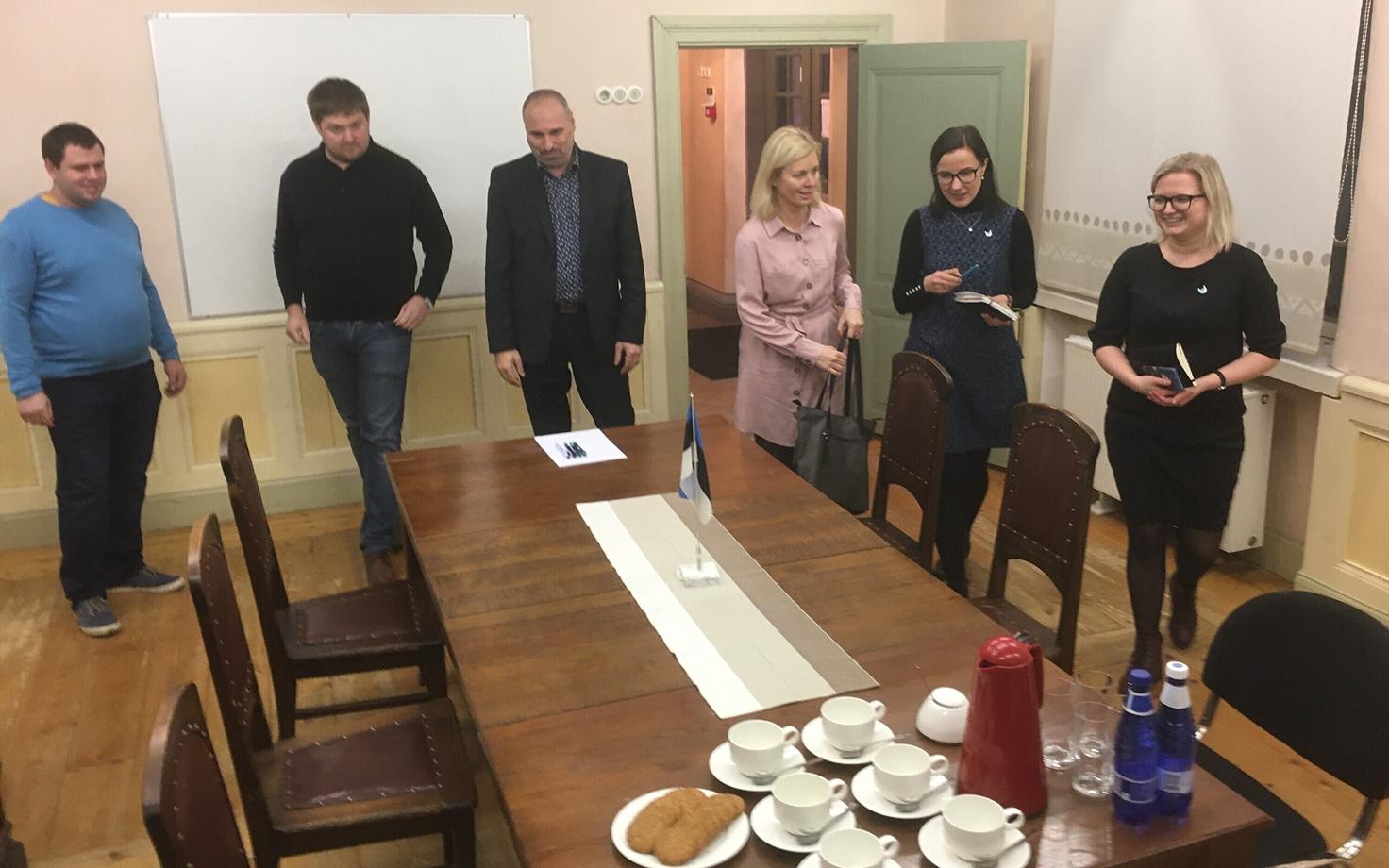 Anu Vau (paremalt teine) osales ka Kiviõli 1. keskkooli koolitüli lahendamise läbirääkimistel.