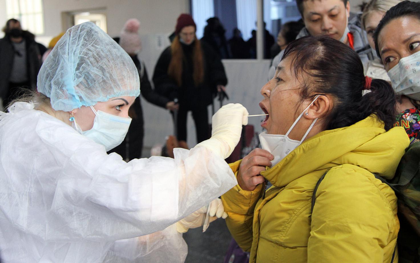 Vene terviseametnikud kontrollivad piiril Hiinast saabuvaid inimesi.