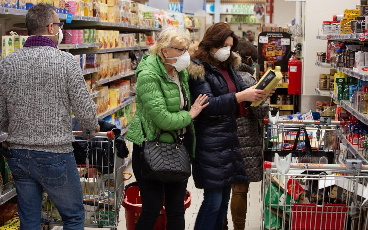 Näomaske kandvad inimesed Itaalias Milanos.