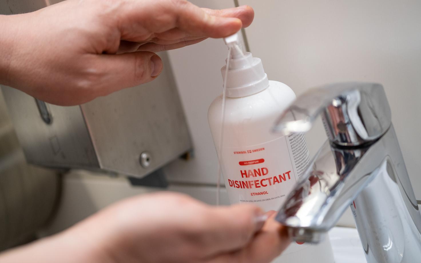 Käte desinfitseerimine alkoholi sisaldava lahusega.