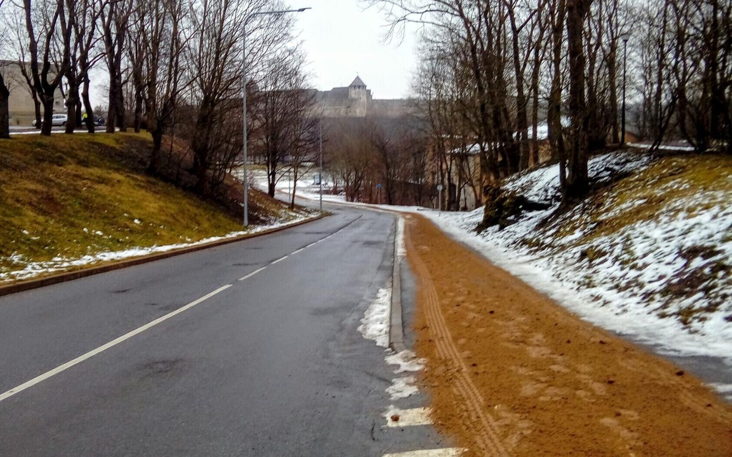 Sand-gritted sidewalk on Raja Street, Narva.