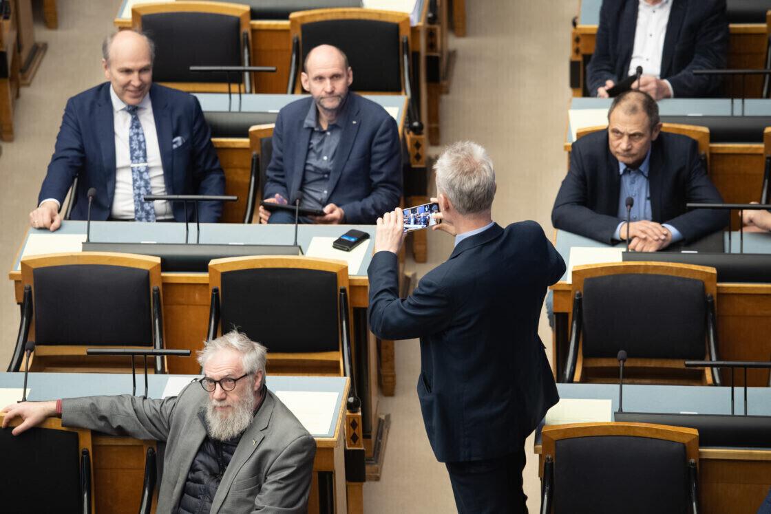 Riigikogu täiskogu istung kestis 13 minutit.