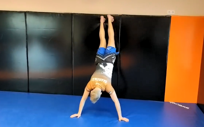 Sten Saaremäe kätelkõndi näitamas.