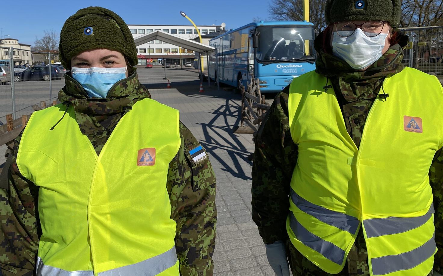 Koroonaviiruse testimise telk Viljandis. Naiskodukaitse liikmed Kai Kannistu ja Kaire Kannistu