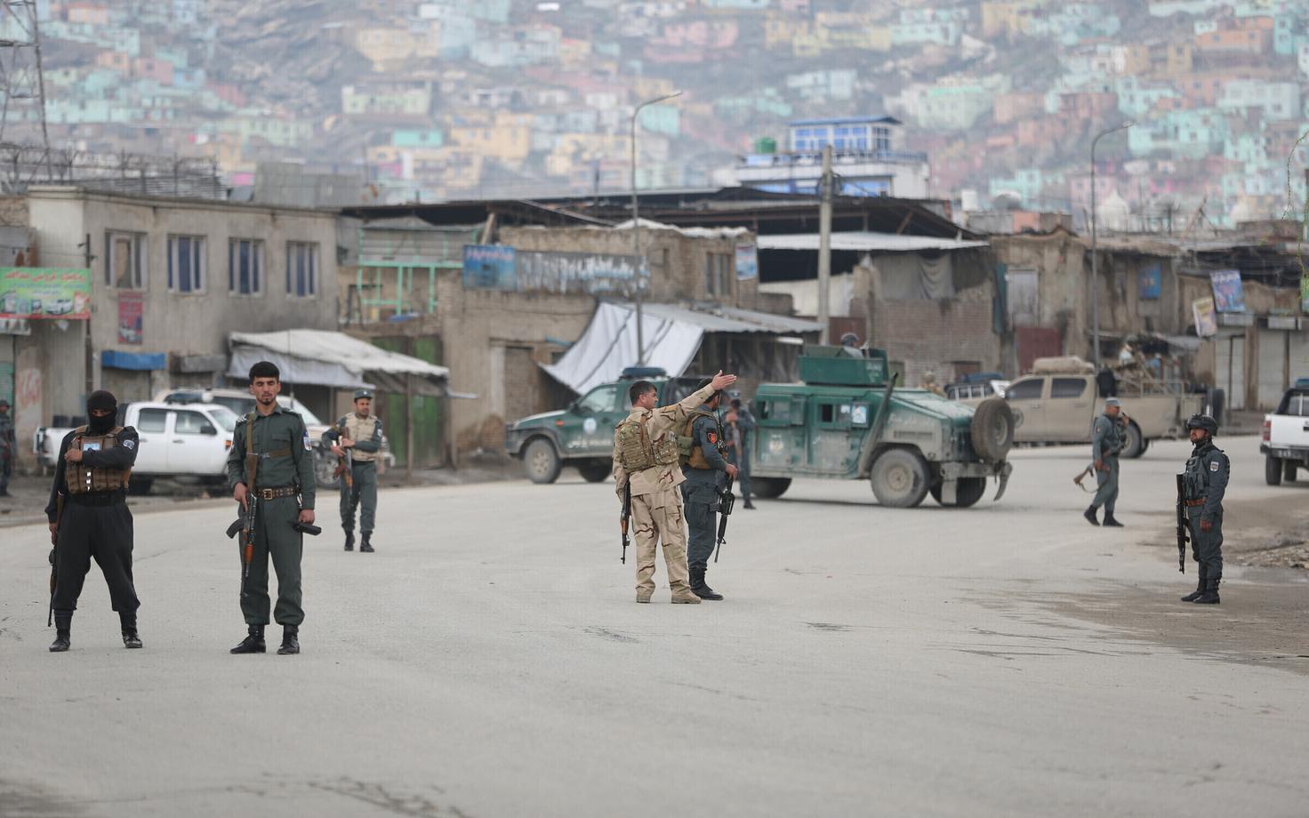 Afganistani võimuesindajad sündmuskohal lähistel Kabulis.