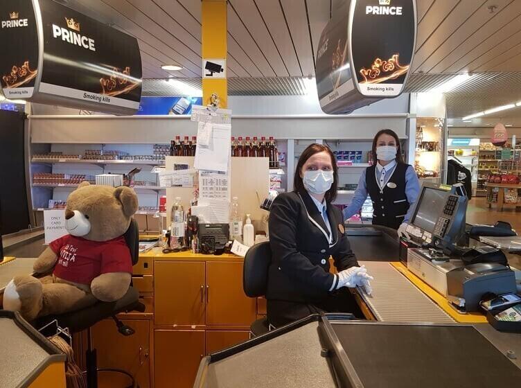 Tallinki töötajad. Laev Romantika teel Riiast Sassnitzi, et tuua Saksamaalt koju sinna lõksu jäänud inimesed.