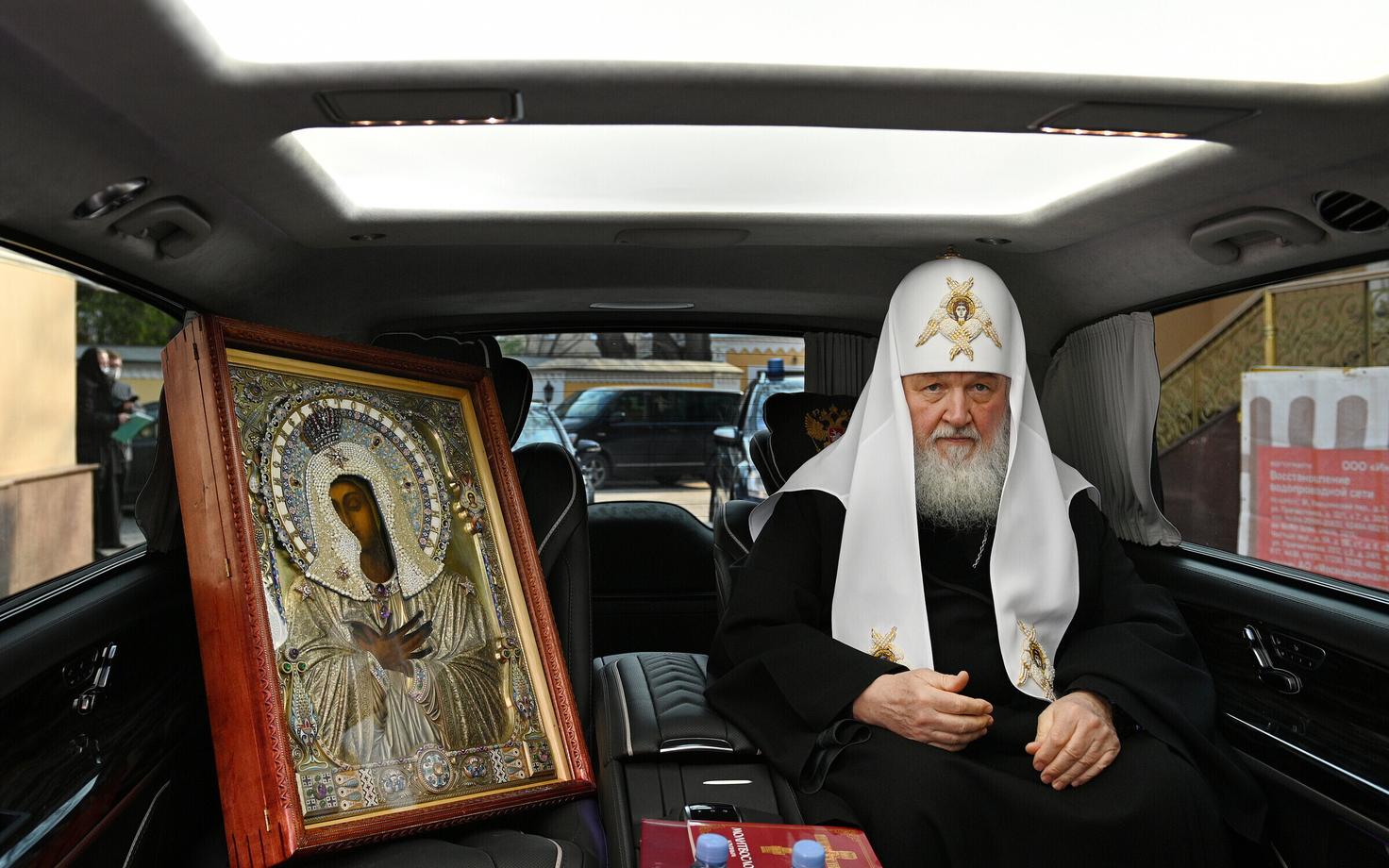 Patriarh Kirill koos ikooniga oma autos.