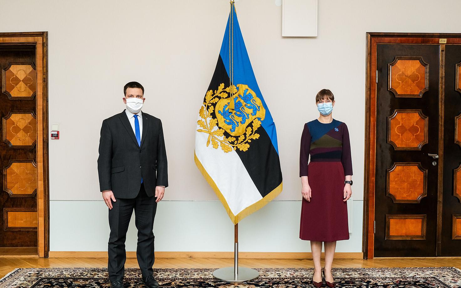 President Kersti Kaljulaid and Prime Minister Jüri Ratas following social distancing rules at a meeting at Kadriorg