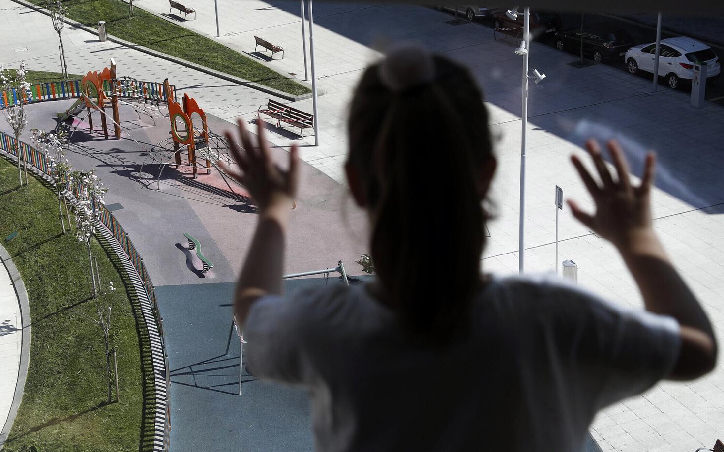 14. märtsist alates toas olema pidanud Hispaania lastel lubatakse korra päevas õues käia.