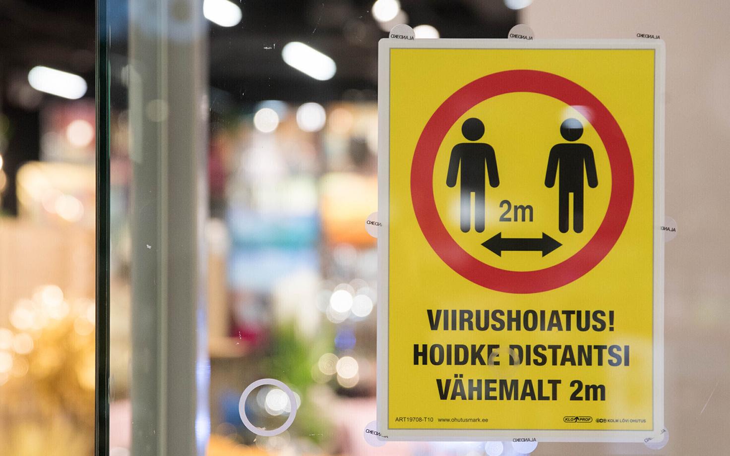 A social distancing sign in a shop window in Ülemiste Keskus on Monday, May 11.