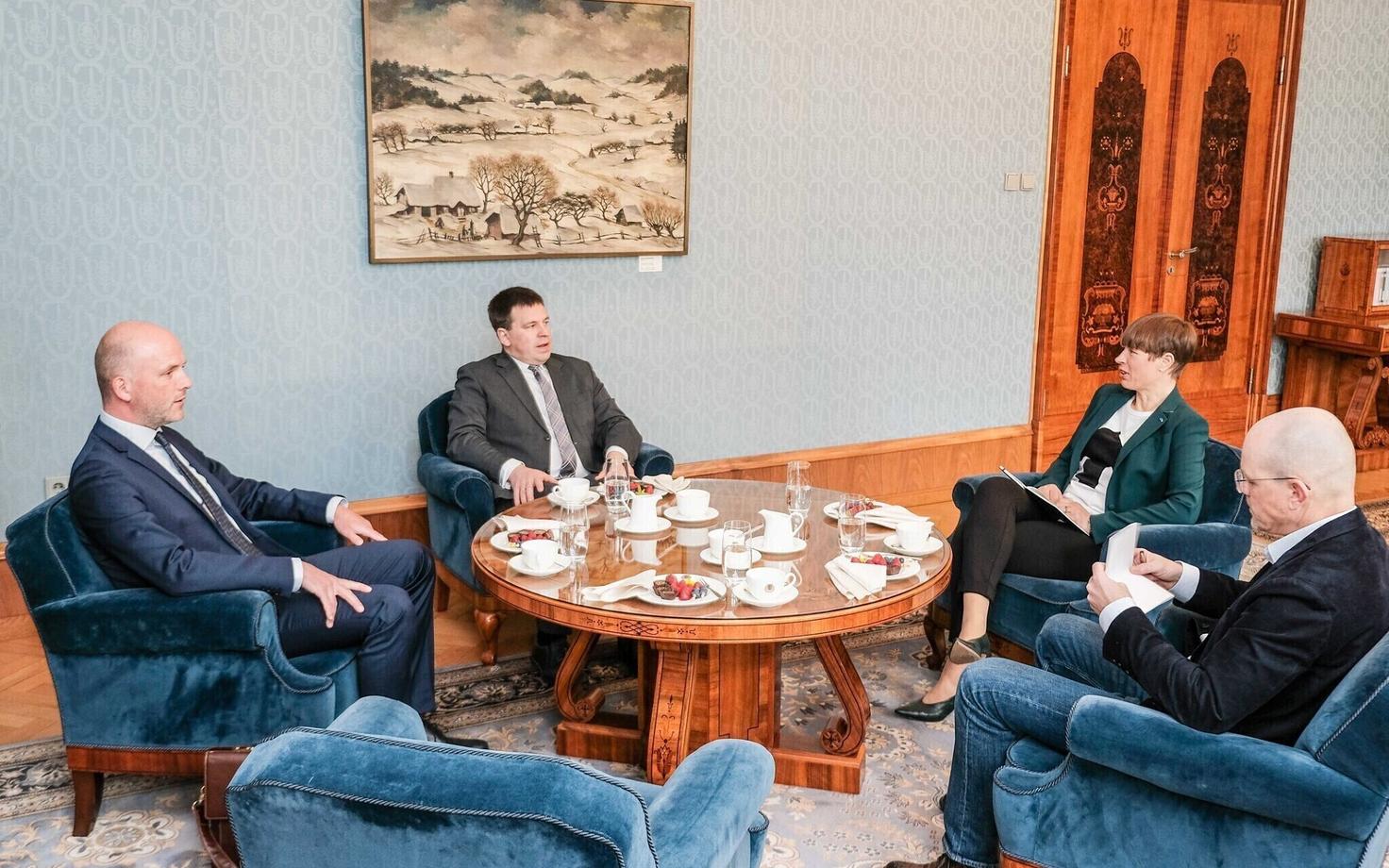 Taimar Peterkop, Jüri Ratas, Kersti Kaljulaid ja presidendi kantseleid direktor Tiit Riisalo.