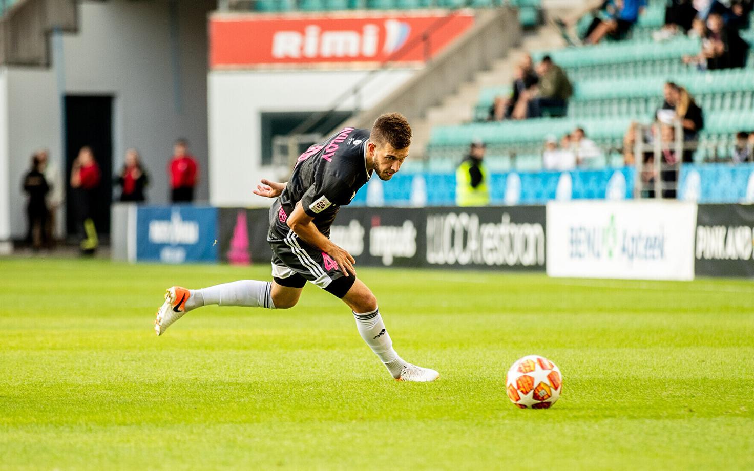 Владимир Авилов в одном из матчей за