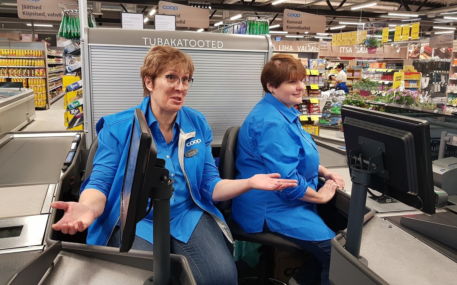 Müüjad Coopi Orissaare kaupluses.