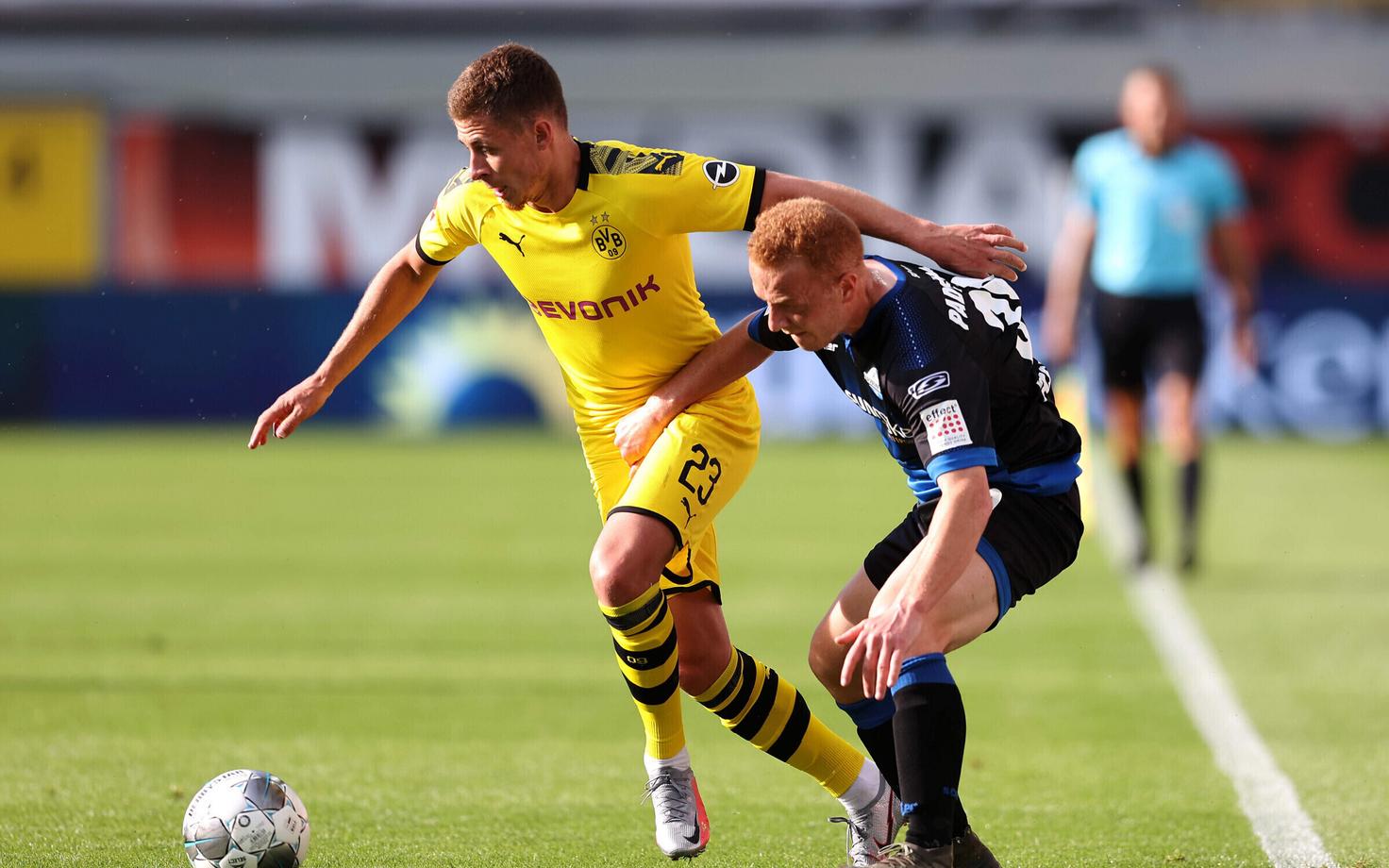 Thorgan Hazard (vasakul) lõi 54. mänguminutil Dortmundi Borussia avavärava