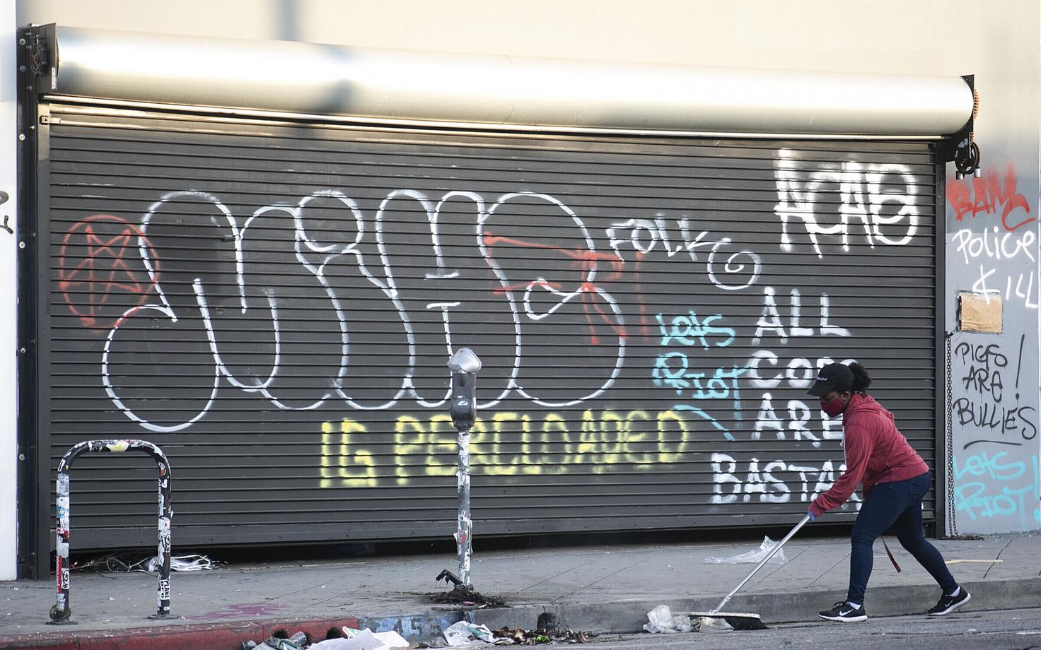 Antifa politseivastaseid loosungeid täis soditud pood Los Angeleses.