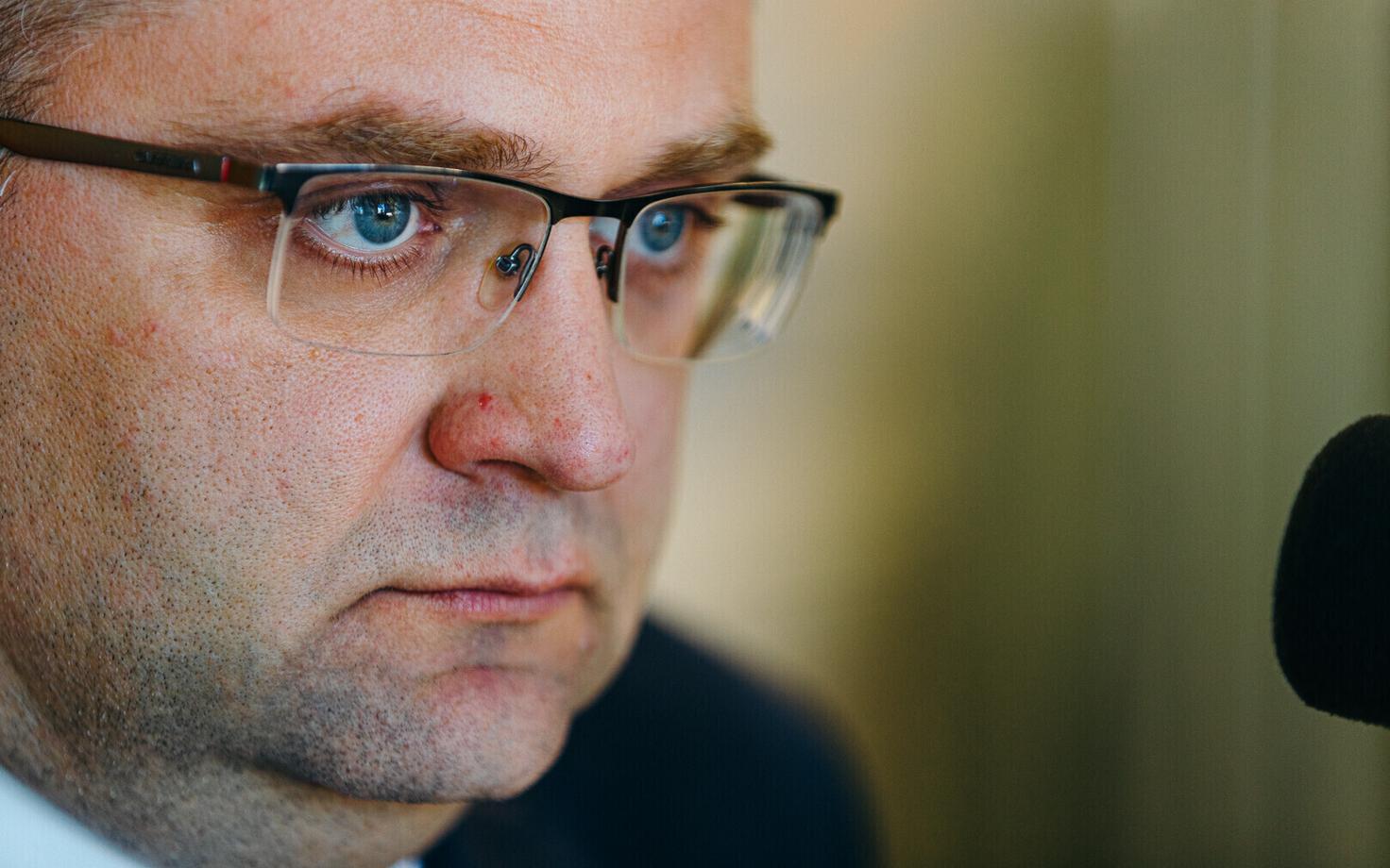 Янар Хольм.