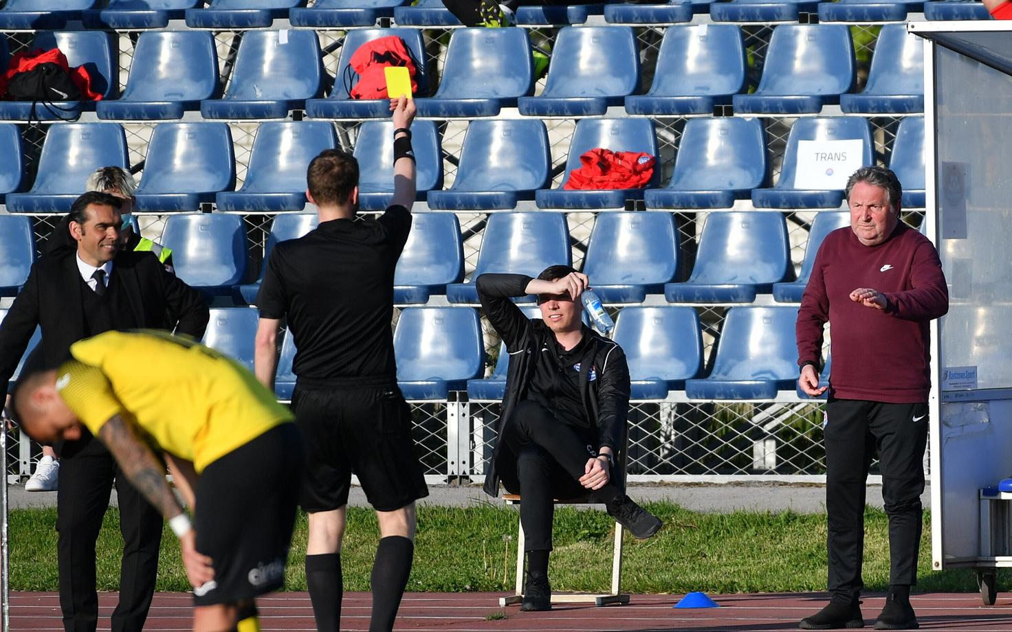 Судья показывает желтую карточку президенту