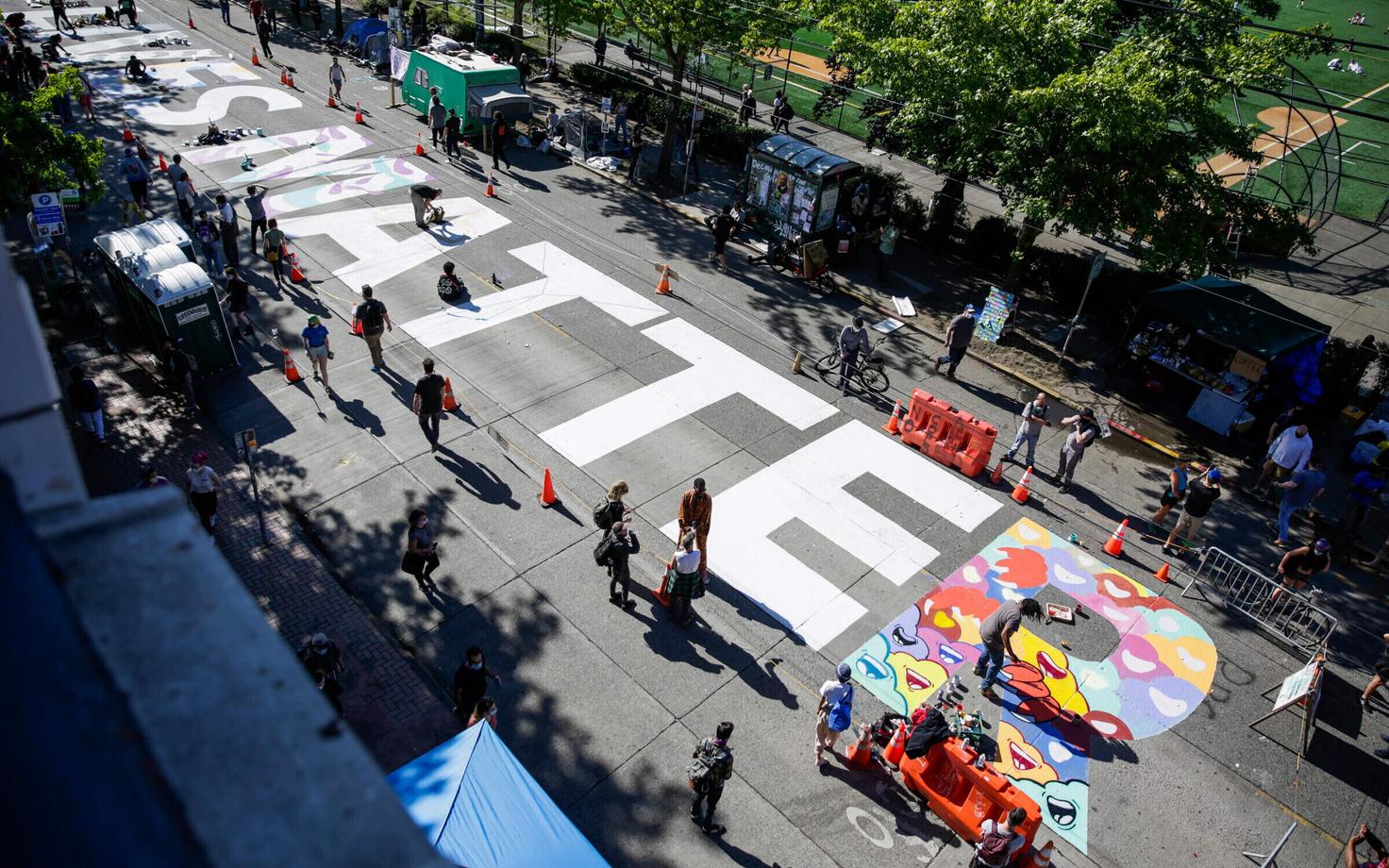 Seattle meeleavaldajad kirjutasid oma hõivatud tänavale rassirahutuste loosungi Black Lives Matter.