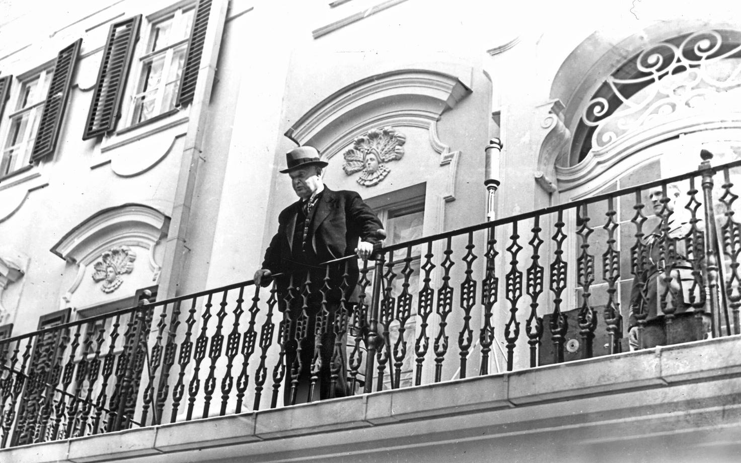 President Konstantin Päts vaatab Kadrioru lossi rõdult käratsevaid demonstrante. Vahetult on kõlanud kolmekordne hurraa seltsimees Stalinile. 21. juuni 1940, umbes kell 13.15.