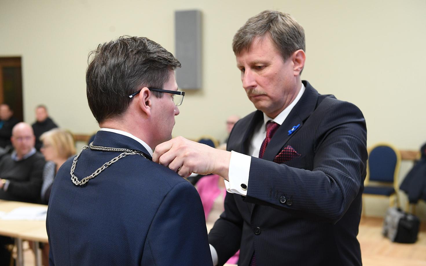 Eduard East sai volikogu esimehena 11. aprillil 2019. aastal panna vallavanemaks valitud Max Kaurile kaela auraha. Aasta ja kaks kuud hiljem on kaks umbusaldamist üle elanud Kaur endiselt vallavanem, kuid East enam volikogu esimehena ei jätka.