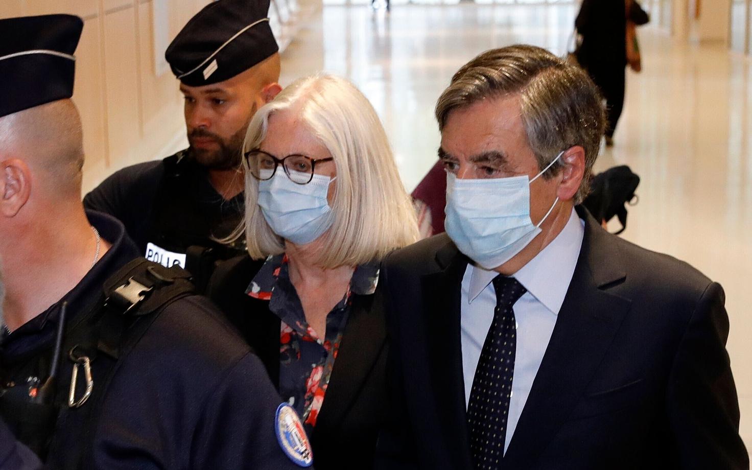 Penelope ja Francois Fillon esmaspäeval Pariisi kohtust lahkumas.
