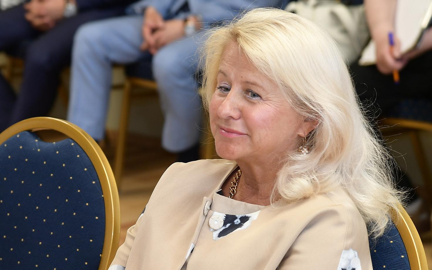 Нийна Негласон.