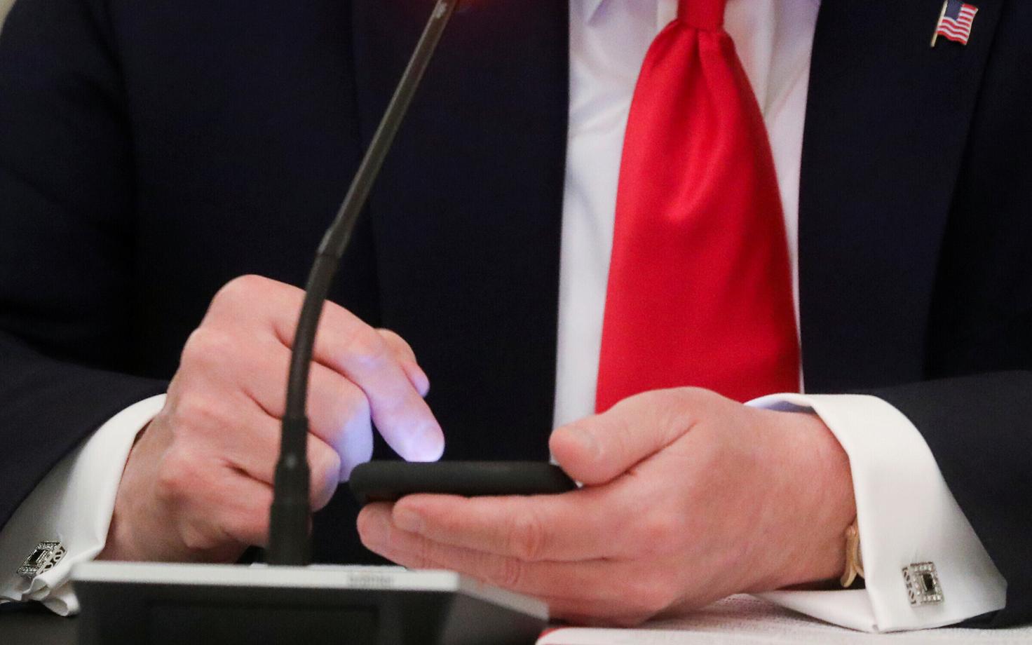 USA president nutitlefoni näppimas.