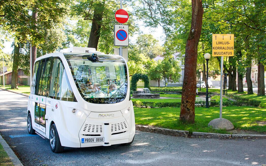 A similar driverless bus which operates in Kadriorg Park.