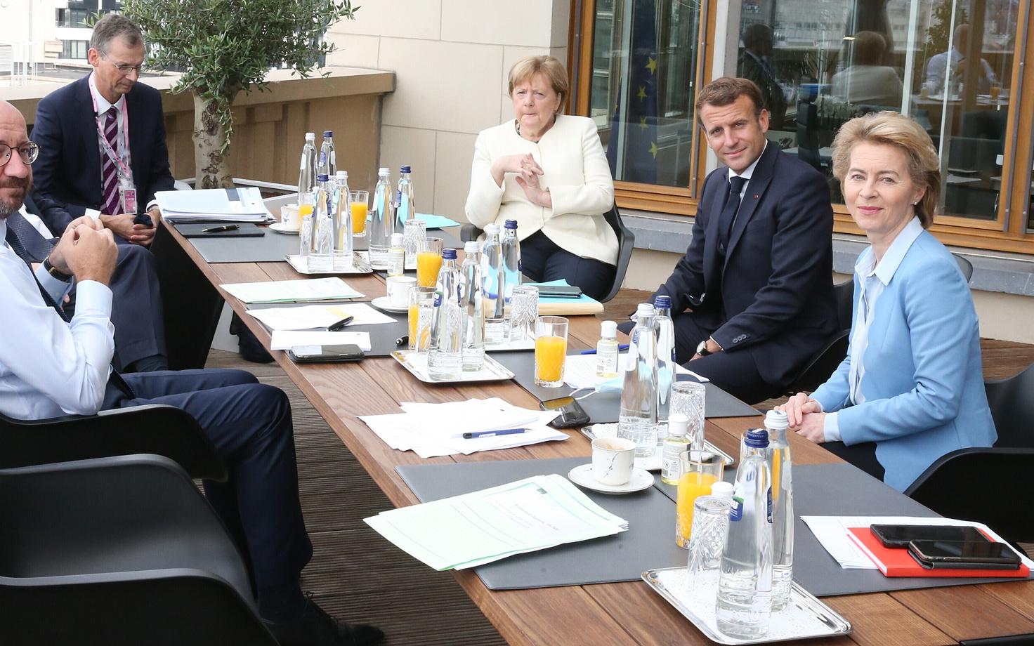 Euroopa Liidu liidrid (vasakult) Charles Michel, Angela Merkel, Emmanuel Macron ja Ursula von der Leyen nõu pidamas.