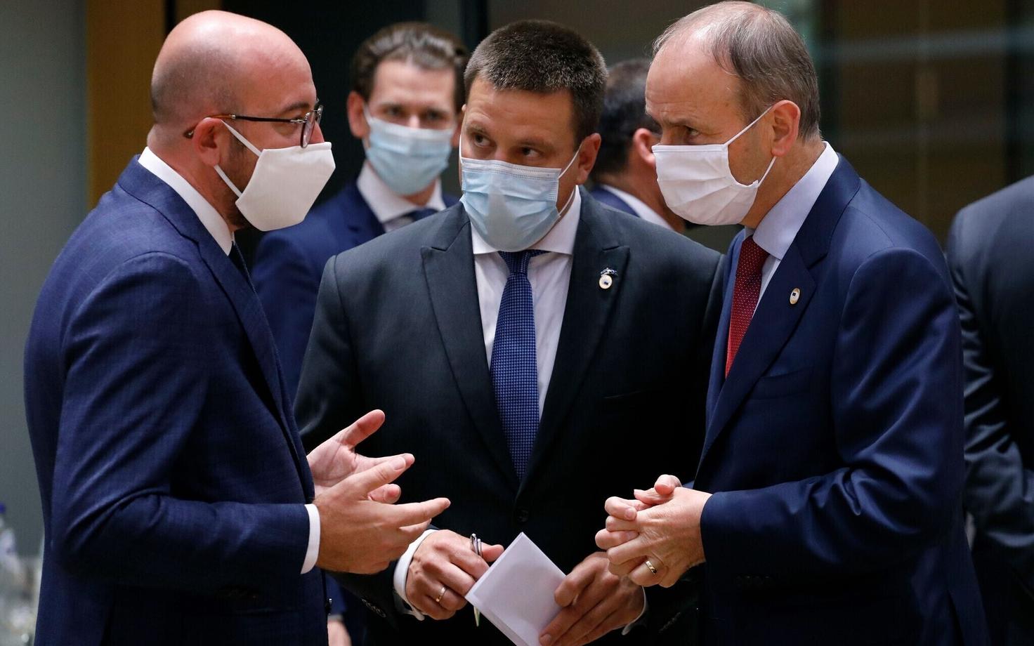 Euroopa Ülemkogu eesistuja Charles Michel (vasakul) ja Eesti peaminister Jüri Ratas valitsusjuhtide arutelul