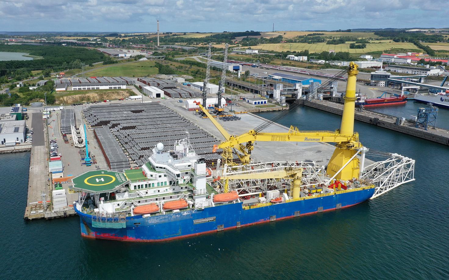 Vene laev Akadeemik Tšerski Mukrani sadamas Saksamaal. Laeva kasutatakse gaasitrassi ehituseks.