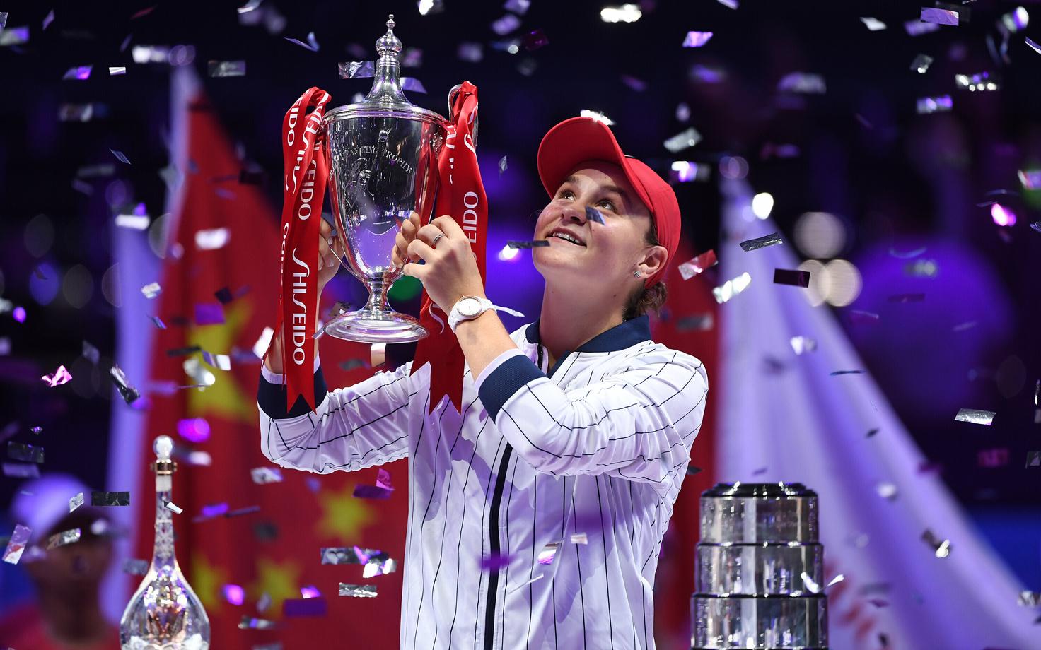 Ashleigh Barty WTA finaalturniiri trofeega