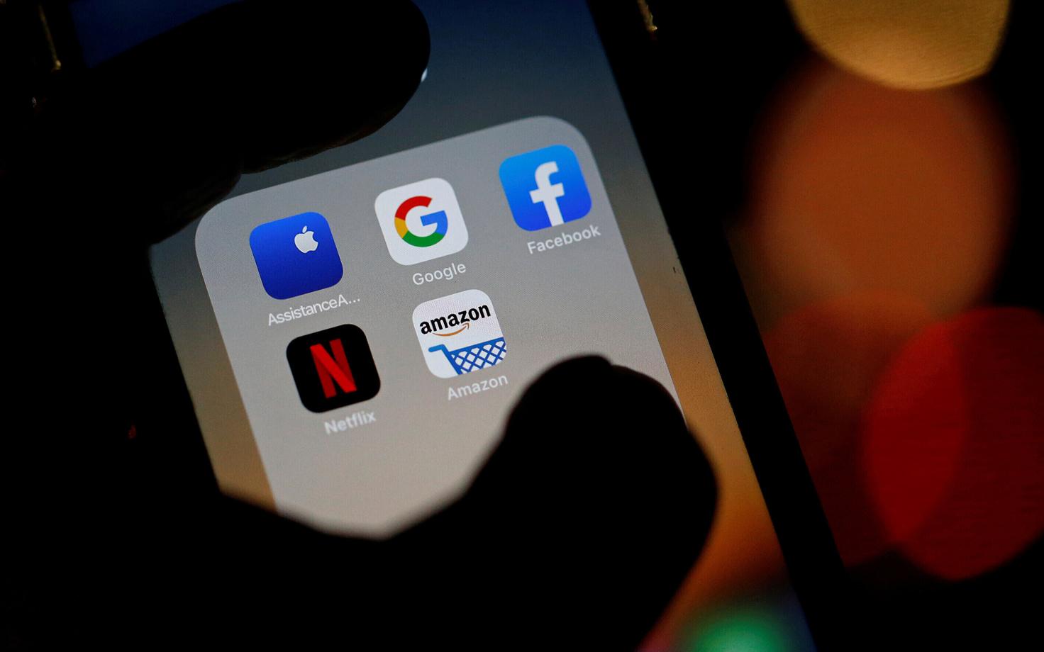 Netihiidude logod nutitelefonis.