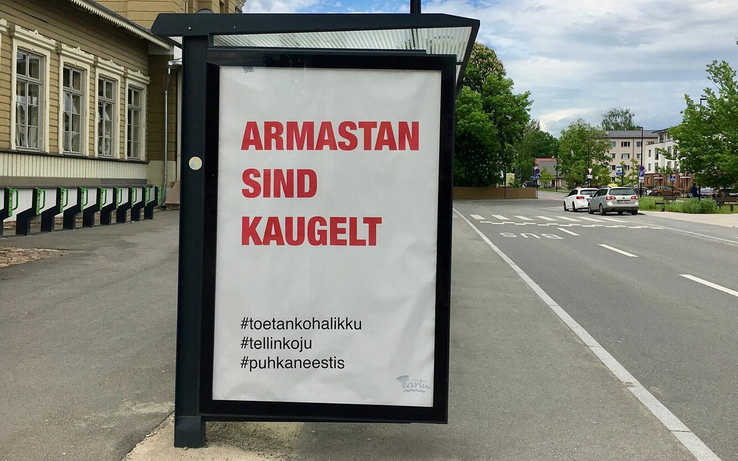 A social distancing sign outside Tartu railway station which translates as