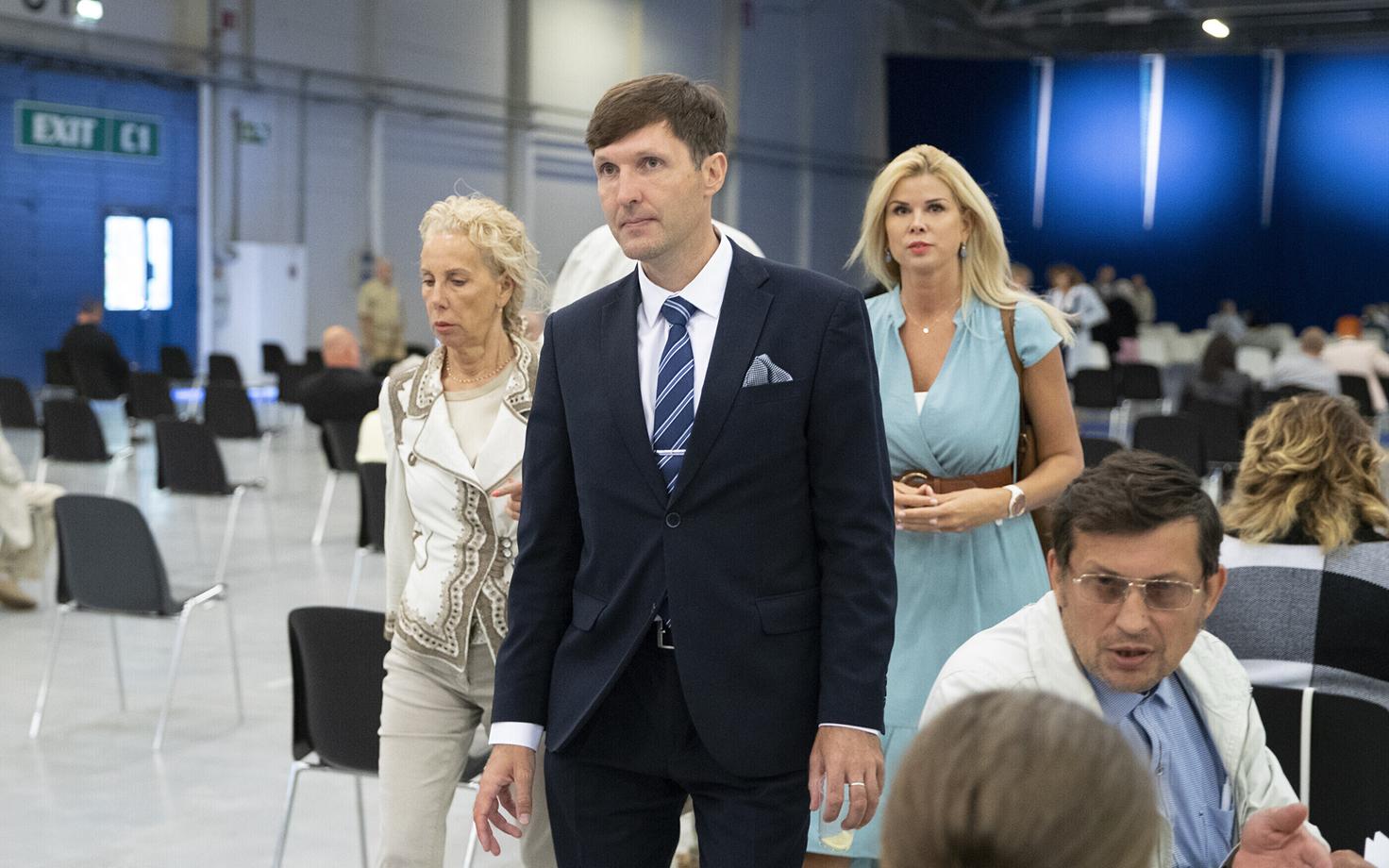 Martin Helme koos oma nõunike Kersti Krachti ja Kristel Menninguga.