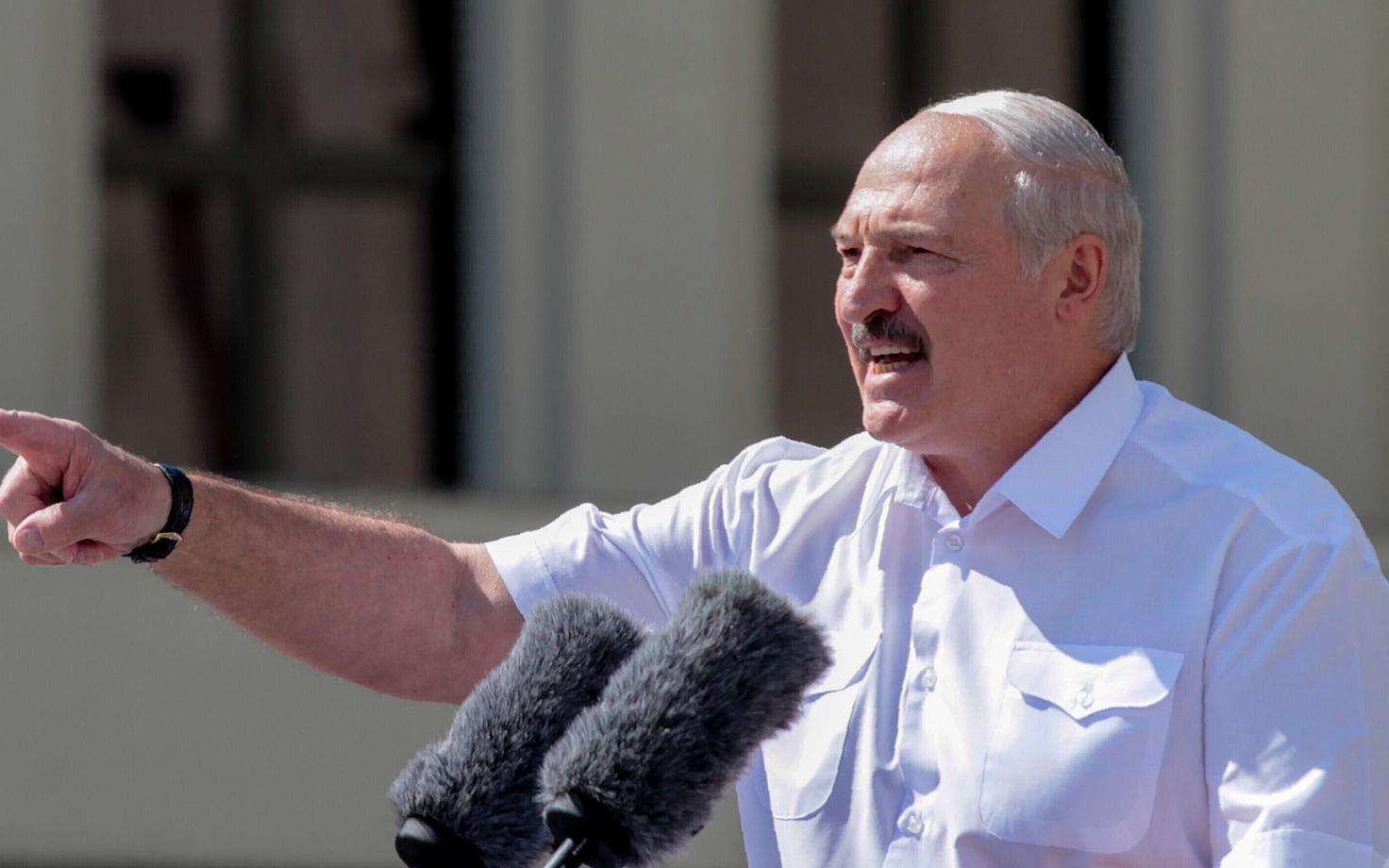 Lukašenko kõnet pidamas.