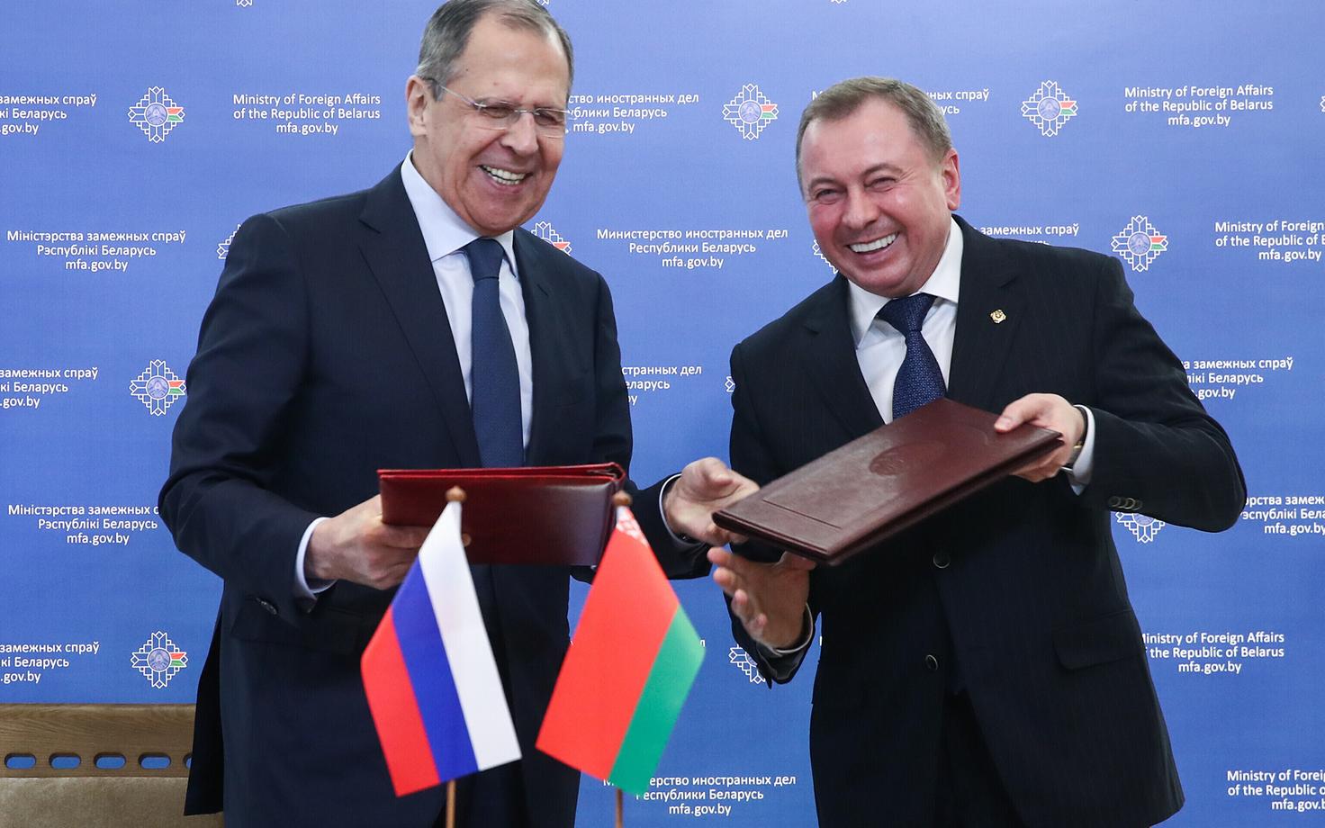 Vene välisminister Sergei Lavrov (vasakul) ja tema Valgevene kolleeg Vladimir Makei tänavu juunis Minskis.