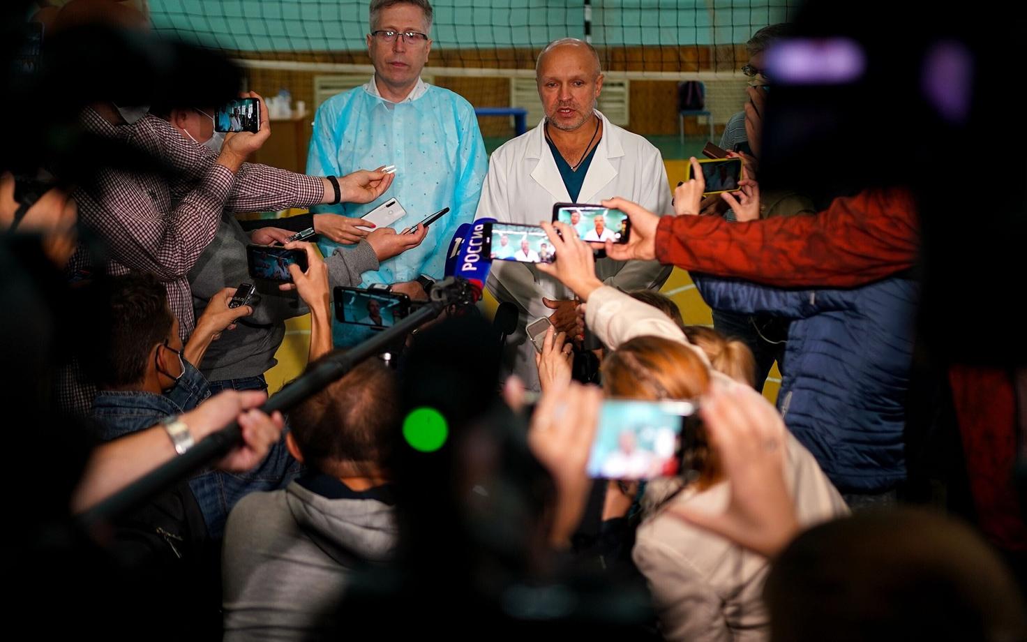 Заместитель главврача Омской больницы скорой помощи №1 Анатолий Калиниченко отвечает на вопросы журналистов.